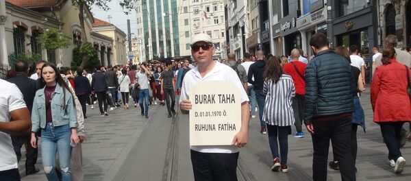 Kendi mezar taşıyla Taksim'de dolaştı: Mezar yeri alamadım daha - Sputnik Türkiye