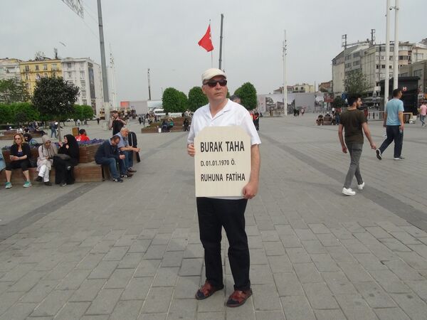Kendi mezar taşıyla Taksim'de dolaştı: Mezar yeri alamadım daha - Sputnik Türkiye