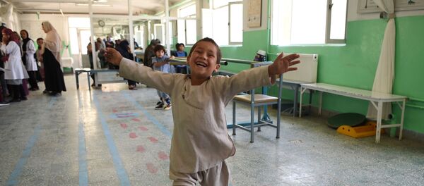 Afganistan'da tek bacağını kaybedeb 5 yaşındaki Ahmed Rahman'a yeni protez bacak takıldı. - Sputnik Türkiye