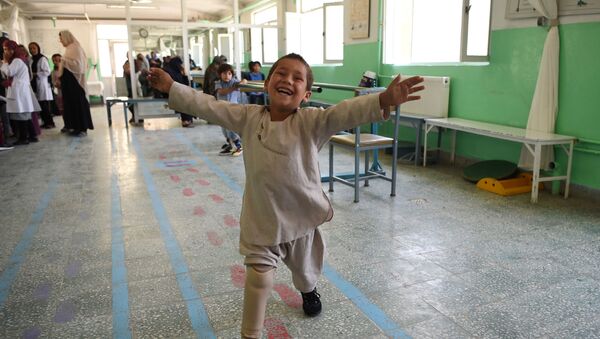 Afganistan'da tek bacağını kaybedeb 5 yaşındaki Ahmed Rahman'a yeni protez bacak takıldı. - Sputnik Türkiye