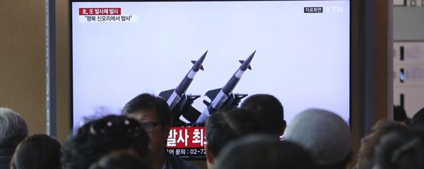 Kuzey Kore'nin füze denemelerine dair haberleri izleyen Güney Koreliler - Sputnik Türkiye