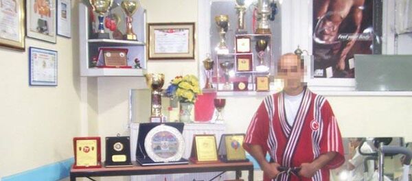 spor salonuna kurs için gelen 3'ü 18 yaşından küçük 4 kız sporcuya cinsel istismarda bulunduğu iddiasıyla tutuklanan kick-boks antrenörü Yavuz Ö.  - Sputnik Türkiye