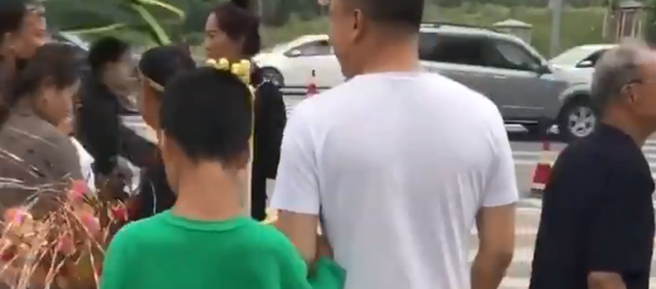 Çin'de babası zannederek başkasının koluna giren çocuk - Sputnik Türkiye