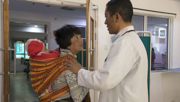Butan Başbakanı Lotay Tshering cumartesi günleri devlet hastanesinde doktorluk yaparken - Sputnik Türkiye