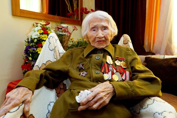Antalya'da yaşayan Rus savaş kahramanı 98 yaşındaki Dr. Valentina Lyatifova - Sputnik Türkiye