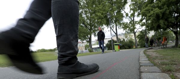 Berlin’de Kreuzberg semtinde bulunan Görlitzer Parkı’nın girişindeki bazı alanlar uyuşturucu satıcılarına ayrılmak üzere pembe sprey boyayla işaretlendi. - Sputnik Türkiye