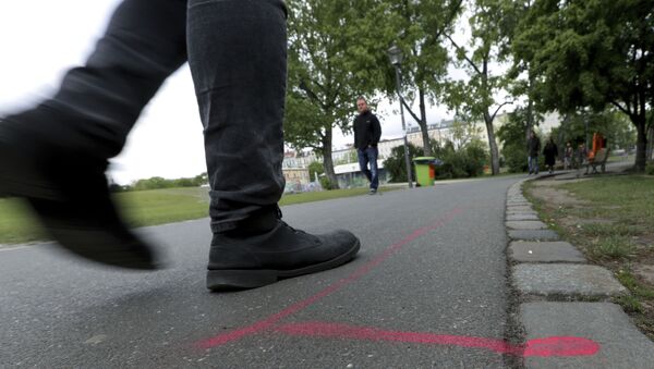 Berlin’de Kreuzberg semtinde bulunan Görlitzer Parkı’nın girişindeki bazı alanlar uyuşturucu satıcılarına ayrılmak üzere pembe sprey boyayla işaretlendi. - Sputnik Türkiye