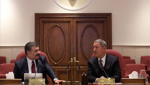 Milli Savunma Bakanı Hulusi Akar (sağda) ve Sağlık Bakanı Fahrettin Koca (solda)  - Sputnik Türkiye