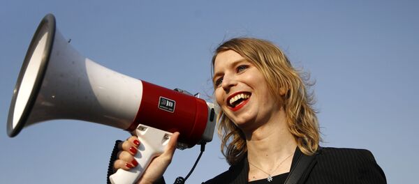 ABD'nin askeri ve diplomatik sırlarını WikiLeaks ile paylaşan eski ordu istihbarat analisti Chelsea Manning - Sputnik Türkiye