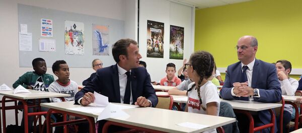 Fransa Cumhurbaşkanı Emmanuel Macron ve Eğitim Bakanı Jean-Michel Blanquer Fransa Cumhurbaşkanı Emmanuel Macron ve Eğitim Bakanı Jean-Michel Blanquer - Sputnik Türkiye