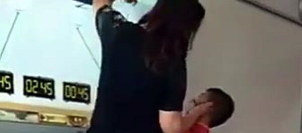 BOLU'daki Cumhuriyet İlkokulu'nda, öğretmen G.Y.'nin, tahtaya kaldırdığı 4'üncü sınıf öğrencisinin kulağını çekip, tokat attığı anları, başka öğrenci cep telefonu kamerasıyla kaydetti.  - Sputnik Türkiye