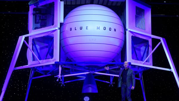 Jeff Bezos, kendi şirketi Blue Origin'in geliştirdiği uzay aracı Blue Moon'u tanıtırken - Sputnik Türkiye