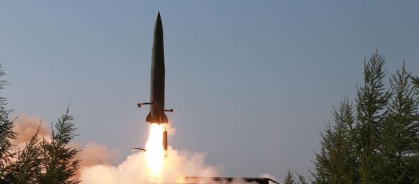 Kuzey Kore, liderleri Kim Jong-un'un gözetiminde, Kuzey Pyongan bölgesinden doğu istikametine doğru fırlattığı füzelerle, ‘uzun menzilli vuruş tatbikatları’ düzenlediğini duyurdu. - Sputnik Türkiye