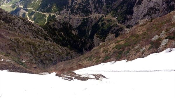 AA muhabiri çekim yaparken uçuruma düştü - Sputnik Türkiye