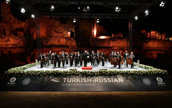  Türk - Rus Klasik Müzik Festivali'nde Vladimir Spivakov ve Moskova Virtüözleri ile Fazıl Say, Antik Side Tiyatrosu'nda konser verdi.  - Sputnik Türkiye
