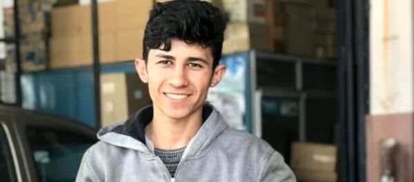 Şanlıurfa'da traktör tamir atölyesinde çalışan 17 yaşındaki Yakup Çetin yaşamını yitirdi. ISİG Meclisi, Çetin'in traktörün hidrolik kolları ile çamurluğuna kafasının sıkışması sonucu yaşamını yitirdiğini açıkladı. - Sputnik Türkiye