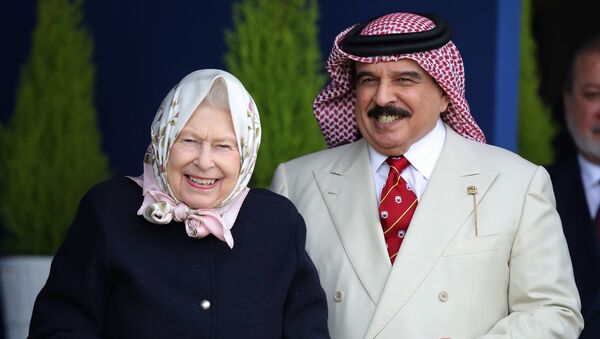 Kraliçe 2. Elizabeth'in Bahreyn Kralını ağırlaması tepki çekti - Sputnik Türkiye