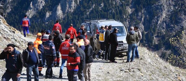 Anadolu Ajansı (AA) Muhabiri Abdülkadir Nişancı, Trabzon il sınırında yürütülen yol açma çalışmalarını takip ederken uçurumdan aşağı düştü. - Sputnik Türkiye