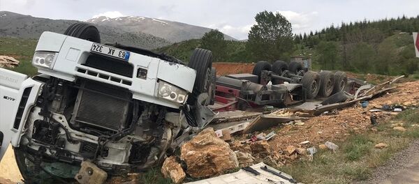 Malatya'nın Doğanşehir ilçesinde devrilen tırın şoförü kazadan yara almadan kurtuldu. - Sputnik Türkiye