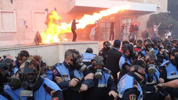 Arnavutluk'un başkenti Tiran'da düzenlenen hükümet karşıtı protestoda, göstericilerle polis arasında arbede çıktı. Başkentteki Başbakanlık binası önünde toplanan göstericiler, sis bombası, molotofkokteyli ve boya attıkları binanın giriş kapısında küçük çaplı yangına neden oldu. Ayrıca meclis binası önünde de toplanan bir grup göstericinin, buradaki polis kordonunu delmeye çalışması sonucu arbede yaşandı. - Sputnik Türkiye