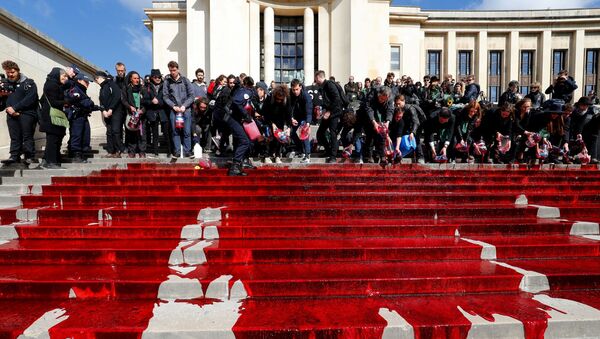Biyoçeşitliliğin büyük bir hızla yok olmasını protesto eden çevreciler, Fransa’nın başkenti Paris’in en önemli turistik noktalarından biri olan Trocadero meydanındaki merdivenlere sahte kan döktü. - Sputnik Türkiye