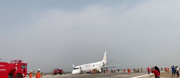 Myanmar'da yolcu uçağı arka tekerlekleri üzerinde acil iniş yaptı - Sputnik Türkiye