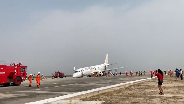 Myanmar'da yolcu uçağı arka tekerlekleri üzerinde acil iniş yaptı - Sputnik Türkiye