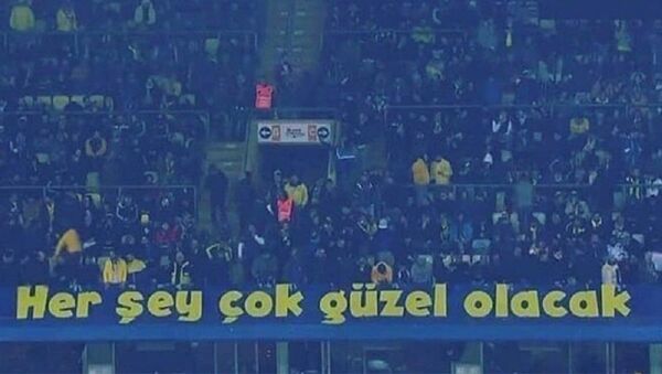 Fenerbahçe tribünündeki 'Her şey çok güzel olacak' pankartı - Sputnik Türkiye