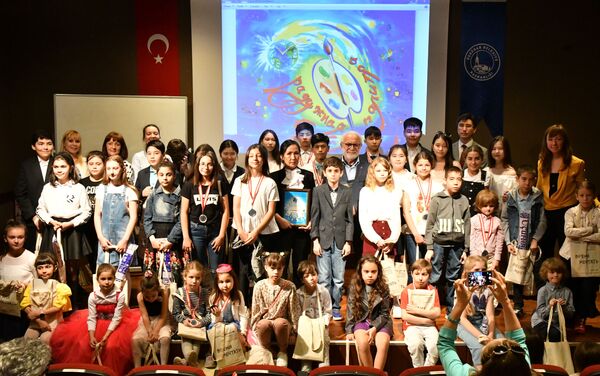 'Hayal Etme Zamanı' festivalinde dereceye giren çocuklara ödülleri verildi - Sputnik Türkiye