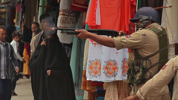 Kaşmir'in Srinagar kentinde cuma namazından sonra düzenlenen protestoları dağıtmak için Hint güvenlik güçleri saçmayla ateş açtı. - Sputnik Türkiye