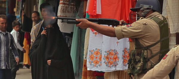 Kaşmir'in Srinagar kentinde cuma namazından sonra düzenlenen protestoları dağıtmak için Hint güvenlik güçleri saçmayla ateş açtı. - Sputnik Türkiye