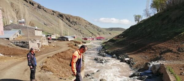 Kars'ın Sarıkamış ilçesinde oyun oynarken kaybolan 3 yaşındaki kız çocuğunun bulunması için arama çalışması başlatıldı. - Sputnik Türkiye