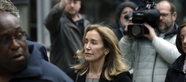 Ünlü aktris Felicity Huffman, kızını üniversiteye sokmak için rüşvet verdiğini kabul etti - Sputnik Türkiye