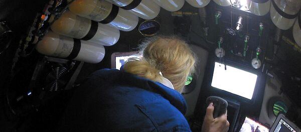 Victor Vescovo, Pasifik Okyanusu'nda yer alan Mariana Çukuru'nda yaklaşık 11 kilometre derinliğe dalarak rekora imza attı. - Sputnik Türkiye