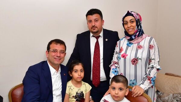 Ekrem İmamoğlu, 'Metrobüs Bahattin' lakaplı Bahattin Çağış'ın evine konuk oldu - Sputnik Türkiye