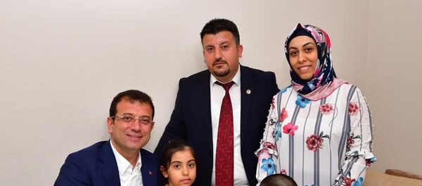 Ekrem İmamoğlu, 'Metrobüs Bahattin' lakaplı Bahattin Çağış'ın evine konuk oldu - Sputnik Türkiye