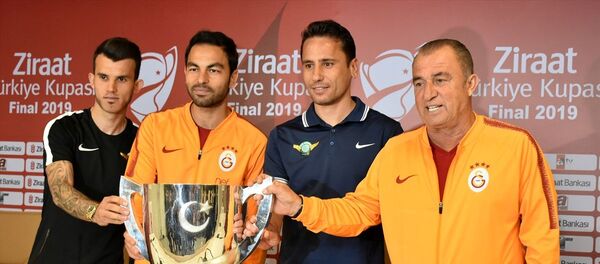 Galatasaray Teknik Direktörü Fatih Terim (sağda), Akhisarspor Teknik Direktörü Cem Kavçak (sağ 2), Galatasaray takım kaptanı Selçuk İnan (sol 2) ve Akhisarspor takım kaptanı Güray Vural (solda) Ziraat Türkiye Kupası'nda Akhisarspor ile Galatasaray arasında yarın oynanacak final maçı öncesinde basın toplantısı düzenledi. - Sputnik Türkiye