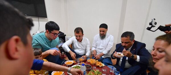 CHP İstanbul Büyükşehir Belediye Başkan Adayı Ekrem İmamoğlu, iftarda, seçim çalışmaları kapsamında Bayrampaşa Yaş Meyve-Sebze Hali'nde tanıştığı 17 yaşındaki Cebrail Gümüştepe'nin Esenler Kemer Mahallesi'ndeki evine konuk oldu. - Sputnik Türkiye