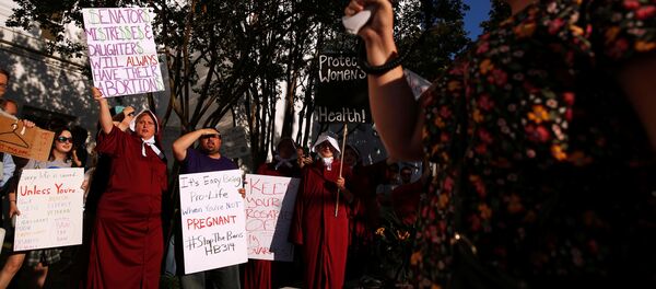 ABD'nin Alabama eyaletinde kürtajı çok istisnai durumlar dışında yasaklayan yasa tasarısı kabul edildi. - Sputnik Türkiye