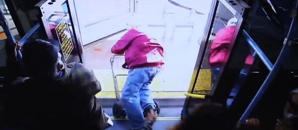 ABD'de otobüsten iterek düşürdüğü yaşlı adam ölen kadın cinayetle yargılanıyor - Sputnik Türkiye