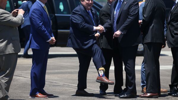 Louisiana Vali Yardımcısı Billy Nungesser, ABD Başkanı Donald Trump'ı, portresinin olduğu özel bir çorap giyerek karşıladı. - Sputnik Türkiye
