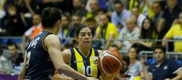 Kadınlar Basketbol Süper Ligi play-off final serisinin dördüncü maçında Fenerbahçe ile Çukurova Basketbol, Metro Enerji Spor Salonu'nda karşılaştı. Bir pozisyonda Fenerbahçeli basketbolcu Christine Kelsey (10) ile Çukurova Basketbol oyuncusu Pelin Derya Bilgiç (solda) mücadele etti. - Sputnik Türkiye