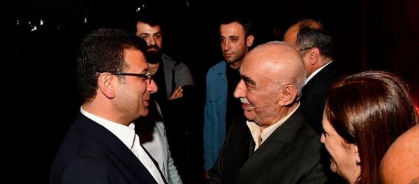 Ekrem İmamoğlu, Şener Şen'in başrolünü oynadığı 'Zengin Mutfağı'nı izledi - Sputnik Türkiye