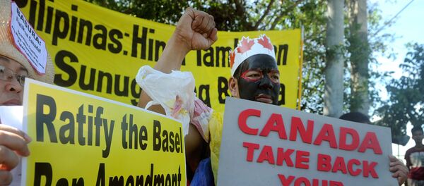 Filipinliler, Kanada tarafından ülkelerine bırakılan çöpleri protesto ediyor. - Sputnik Türkiye