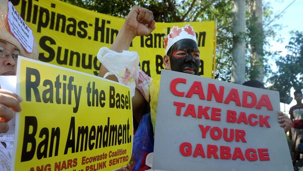 Filipinliler, Kanada tarafından ülkelerine bırakılan çöpleri protesto ediyor. - Sputnik Türkiye
