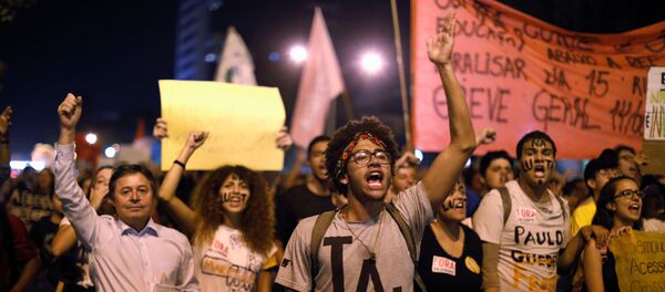 Brezilya öğrenciler ve öğretmenler hükümetin temel eğitim ve yükseköğretimdeki kesintilerini birçok şehirde protesto etti. - Sputnik Türkiye