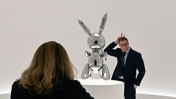 Amerikalı sanatçı Jeff Koons’un 1986 yılında yaptığı paslanmaz çelikten 'tavşan' heykeli 91,1 milyon dolara alıcı buldu ve ‘yaşayan bir sanatçıya ait en pahalı eser’ rekorunu kırdı. - Sputnik Türkiye