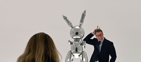 Amerikalı sanatçı Jeff Koons’un 1986 yılında yaptığı paslanmaz çelikten 'tavşan' heykeli 91,1 milyon dolara alıcı buldu ve ‘yaşayan bir sanatçıya ait en pahalı eser’ rekorunu kırdı. - Sputnik Türkiye