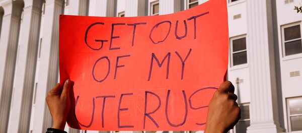 ABD'nin en muhafazakâr eyaletlerinden biri olan Alabama'da kürtajın neredeyse tamamen yasaklanması sonrası siyasetçilerin ve kadın örgütlerinin tepkileri sürüyor. ABD'nin en muhafazakâr eyaletlerinden biri olan Alabama'da kürtajın neredeyse tamamen yasaklanması sonrası siyasetçilerin ve kadın örgütlerinin tepkileri sürüyor. - Sputnik Türkiye