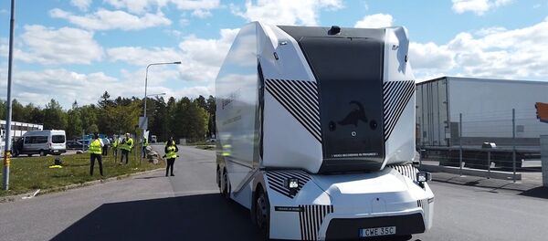 İsveç'in Jönköping kentinde elektrikle çalışan sürücüsüz kamyonun ilk test sürüşü yapıldı. - Sputnik Türkiye
